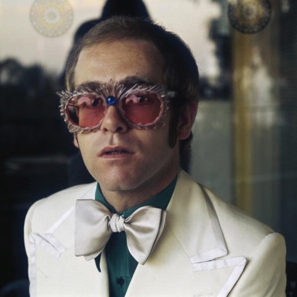 Рыцарь-бакалавр Элтон Джон в галерее «Дилетанта» () Рыцарь-бакалавр Элтон Джон в галерее «Дилетанта»