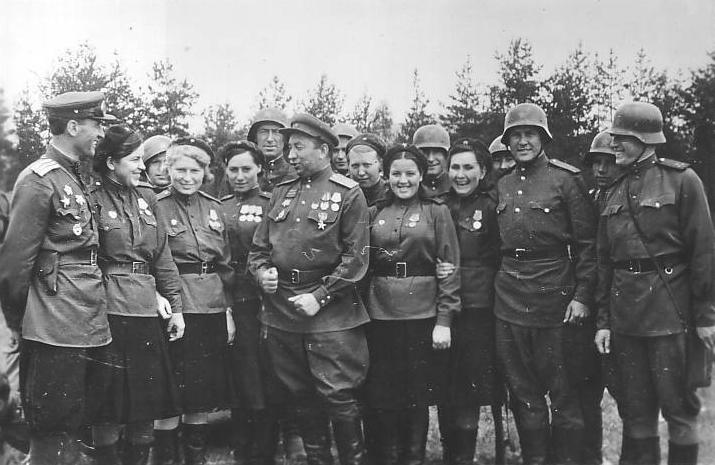 Артиллеристы 144-го стрелкового полка () Артиллеристы 144-го стрелкового полка