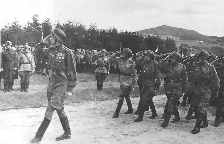 Артиллеристы 144-го стрелкового полка () Артиллеристы 144-го стрелкового полка