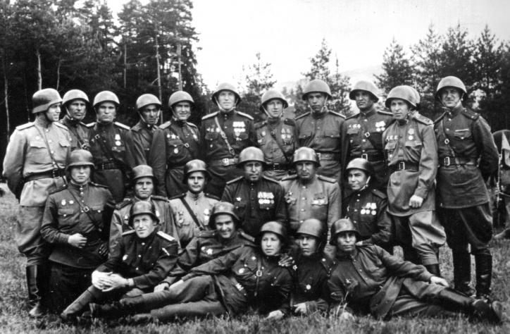 Артиллеристы 144-го стрелкового полка () Артиллеристы 144-го стрелкового полка