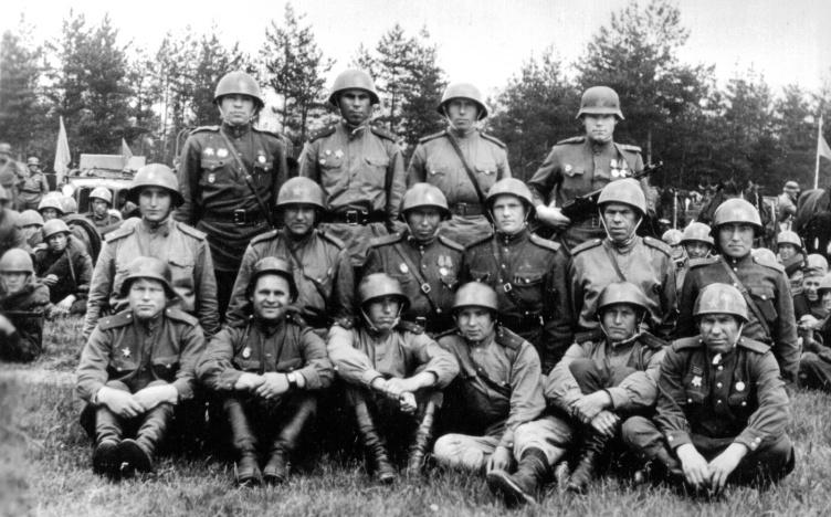 Артиллеристы 144-го стрелкового полка () Артиллеристы 144-го стрелкового полка