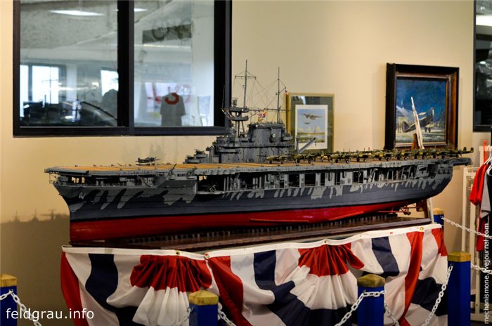 Авианосец USS "Hornet CV-8". () Авианосец USS "Hornet CV-8".