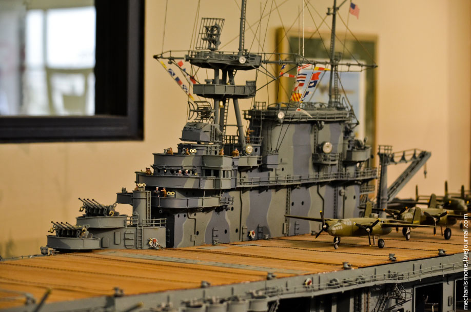 Авианосец USS "Hornet CV-8". () Авианосец USS "Hornet CV-8".