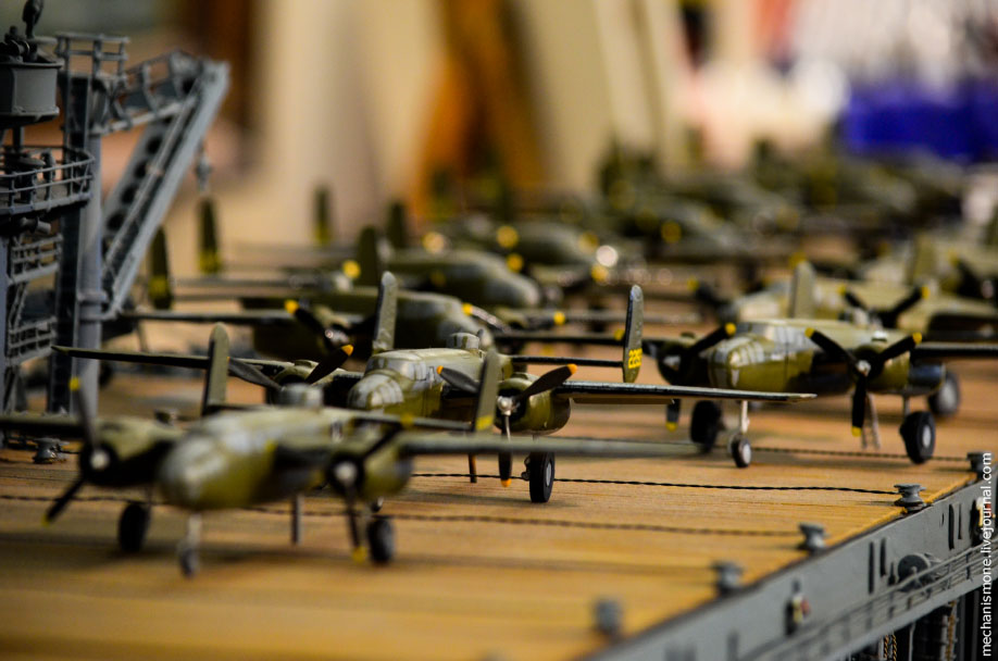 Авианосец USS "Hornet CV-8". () Авианосец USS "Hornet CV-8".