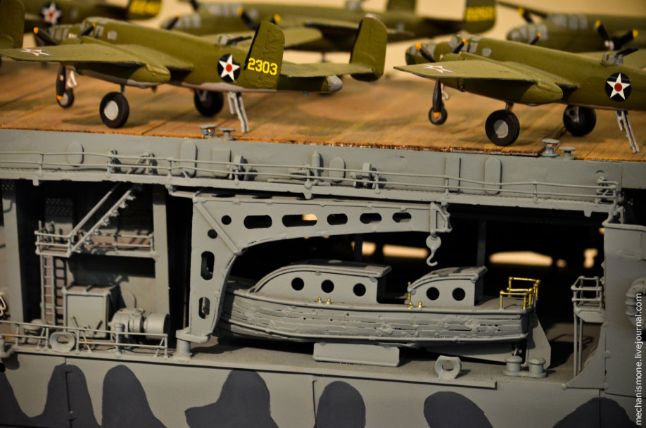 Авианосец USS "Hornet CV-8". () Авианосец USS "Hornet CV-8".