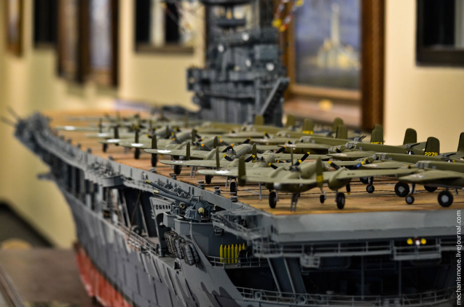 Авианосец USS "Hornet CV-8". () Авианосец USS "Hornet CV-8".