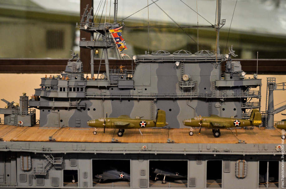 Авианосец USS "Hornet CV-8". () Авианосец USS "Hornet CV-8".