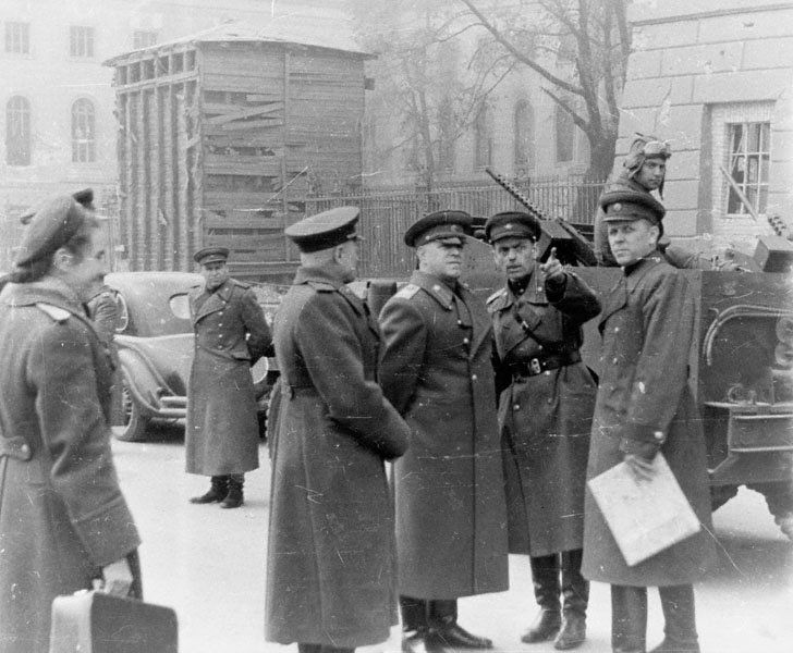 Битва за Берлин 16 апреля — 8 мая 1945 года, в галерее «Дилетанта» () Битва за Берлин 16 апреля — 8 мая 1945 года, в галерее «Дилетанта»