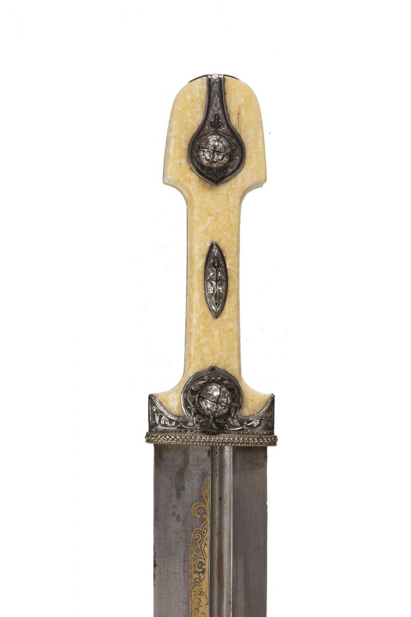 Французский, японский и русский кинжалы () Французский, японский и русский кинжалы