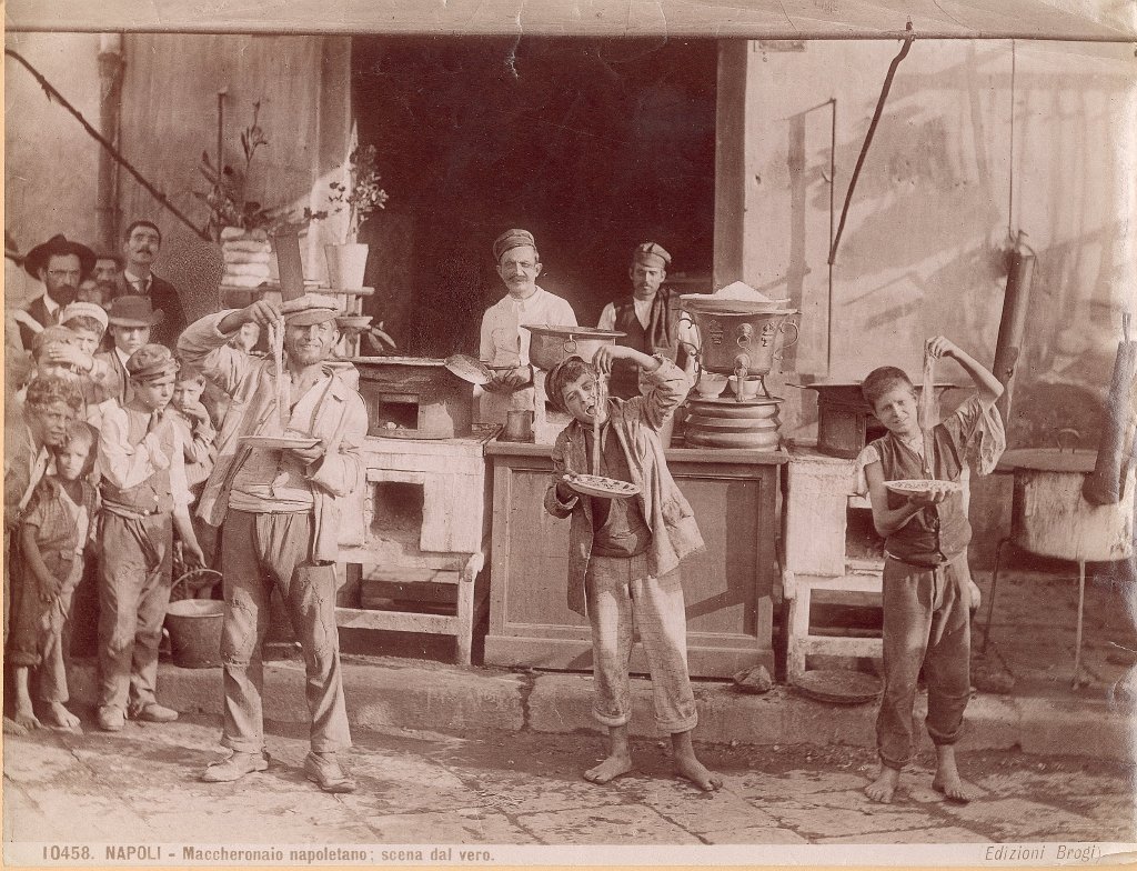 История возникновения макарон () История возникновения макарон