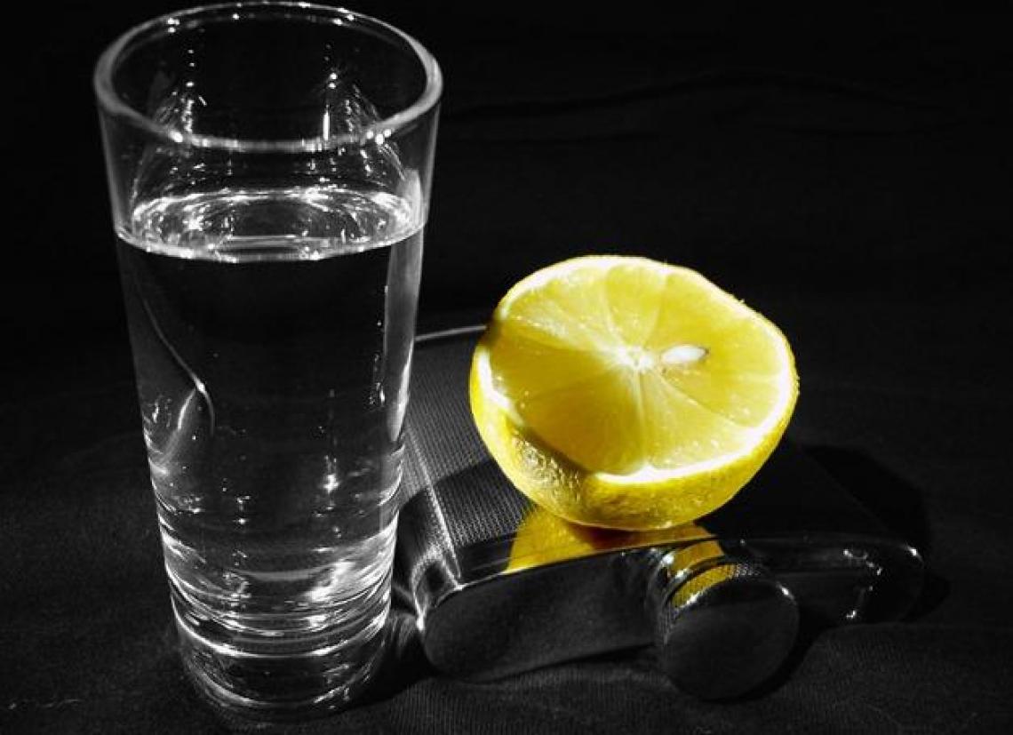 Кто изобрел водку? () Кто изобрел водку?