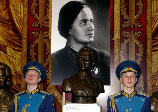 Легендарная создательница женских боевых авиаполков () Легендарная создательница женских боевых авиаполков