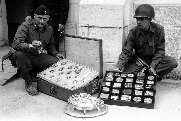 Ограбление по-американски. Как солдаты армии США «освобождали» Германию от шнапса, часов и фотокамер () Ограбление по-американски. Как солдаты армии США «освобождали» Германию от шнапса, часов и фотокамер