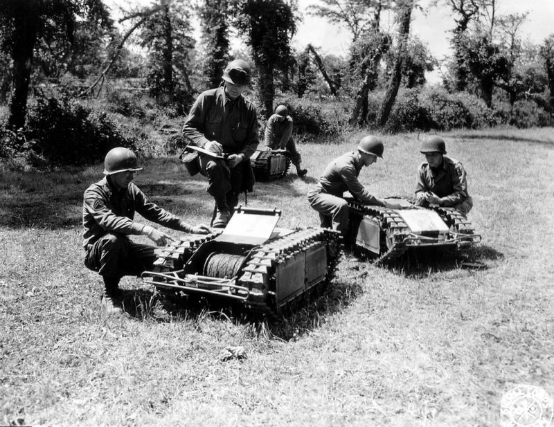 Первые роботы на фронтах Второй мировой войны () Первые роботы на фронтах Второй мировой войны