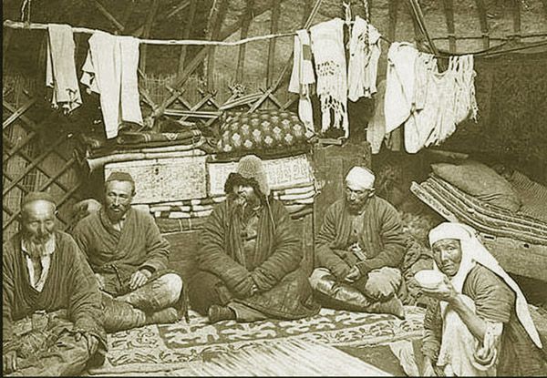 Полумесяц, тамга и крест. Продвижение России на Восток в XVIII веке () Полумесяц, тамга и крест. Продвижение России на Восток в XVIII веке