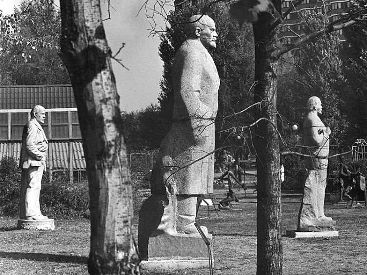 Прогноз Ахиезера из 1979 года: Перестройка, авторитаризм, архаизация, конец имперства () Прогноз Ахиезера из 1979 года: Перестройка, авторитаризм, архаизация, конец имперства