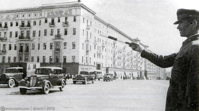 Прогулка по Москве 1943 года () Прогулка по Москве 1943 года