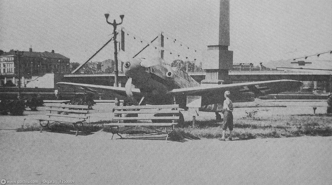 Прогулка по Москве 1943 года () Прогулка по Москве 1943 года