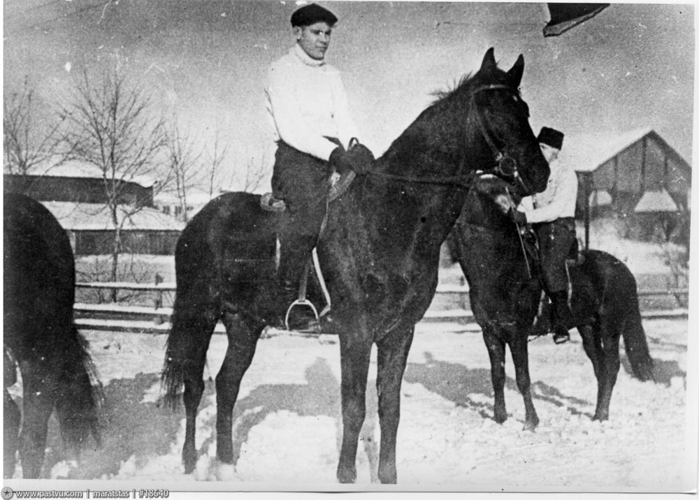 Прогулка по Москве 1943 года () Прогулка по Москве 1943 года