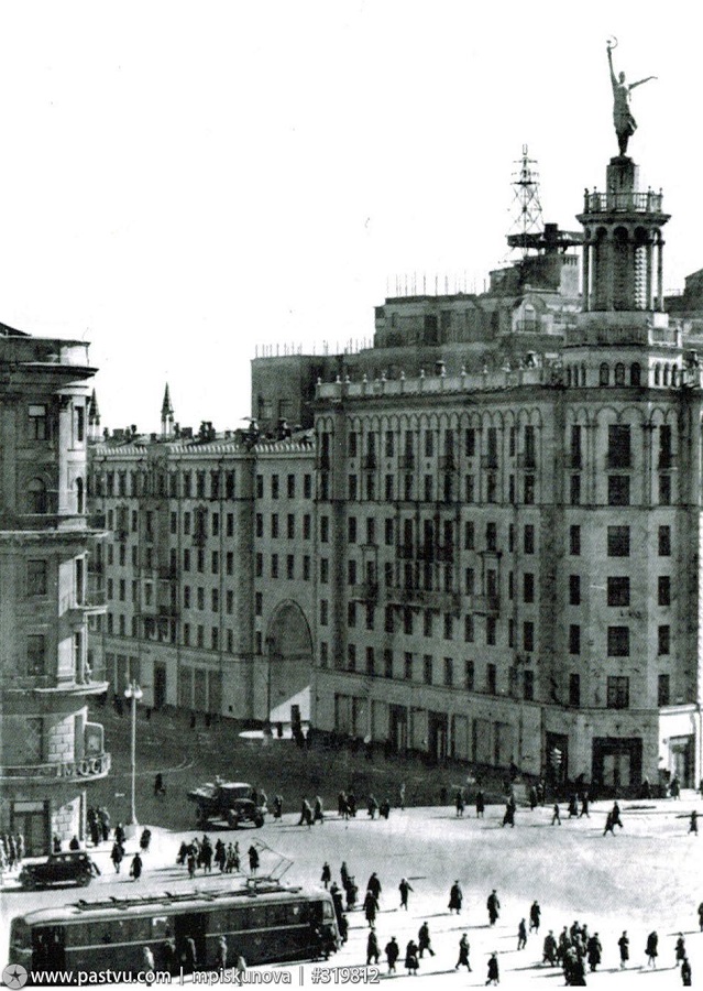 Прогулка по Москве 1943 года () Прогулка по Москве 1943 года