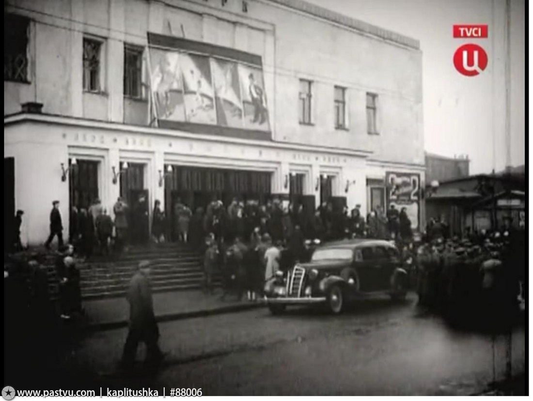 Прогулка по Москве 1943 года () Прогулка по Москве 1943 года
