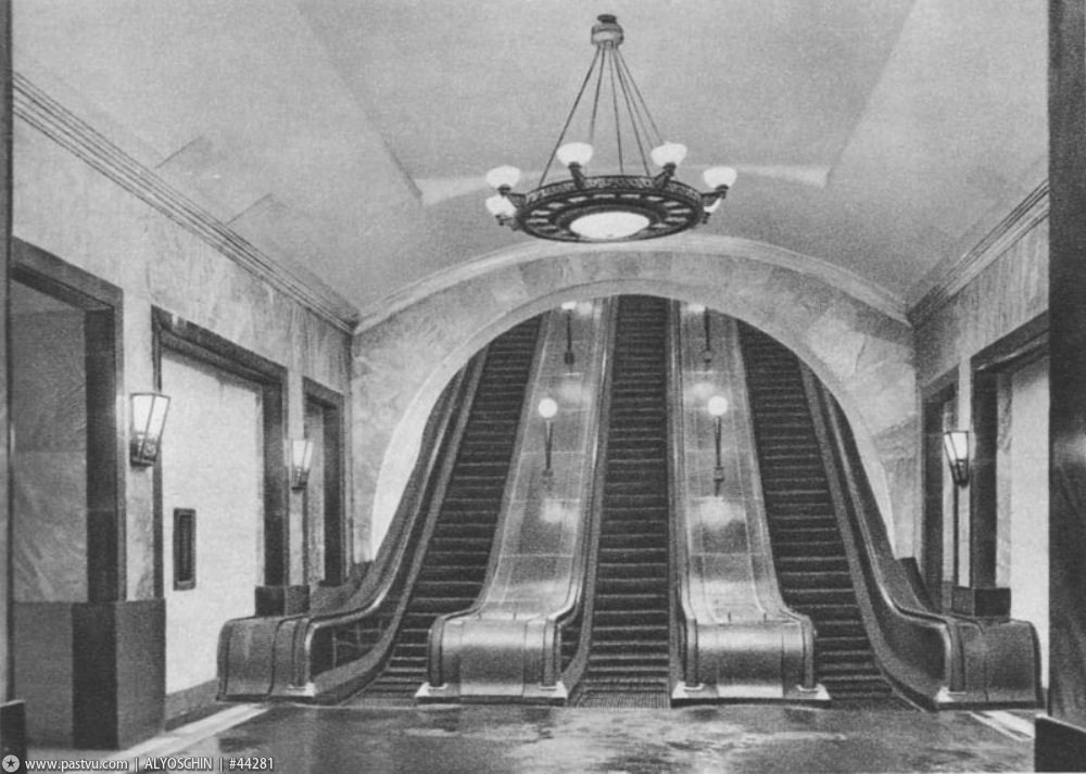 Прогулка по Москве 1943 года () Прогулка по Москве 1943 года