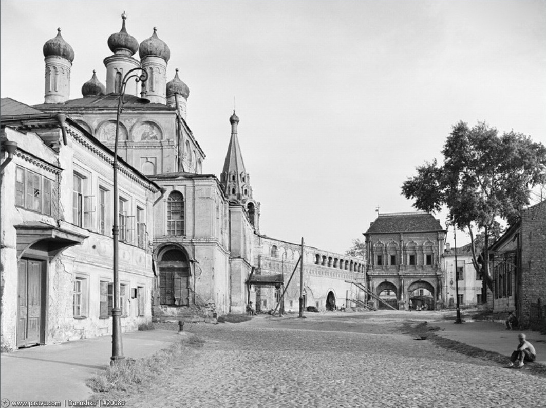 Прогулка по Москве 1943 года () Прогулка по Москве 1943 года