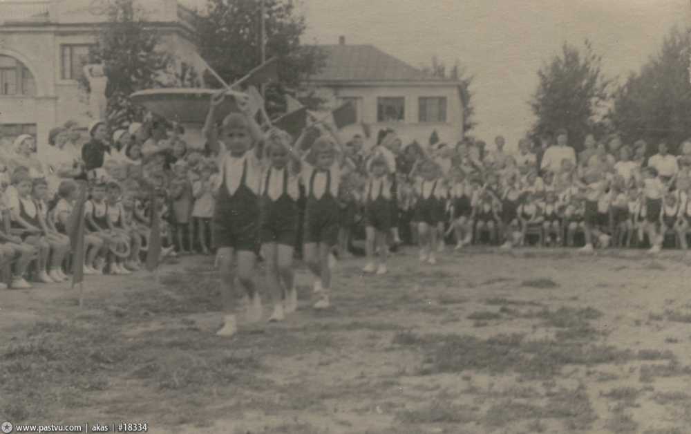 Прогулка по Москве 1943 года () Прогулка по Москве 1943 года