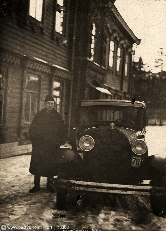 Прогулка по Москве 1943 года () Прогулка по Москве 1943 года