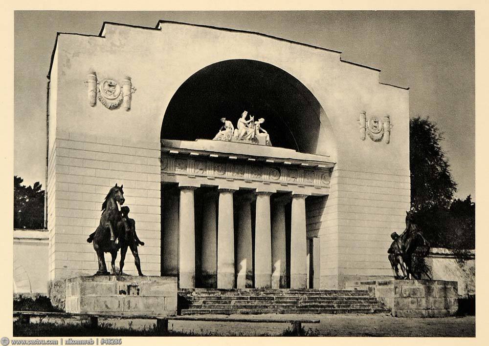 Прогулка по Москве 1943 года () Прогулка по Москве 1943 года