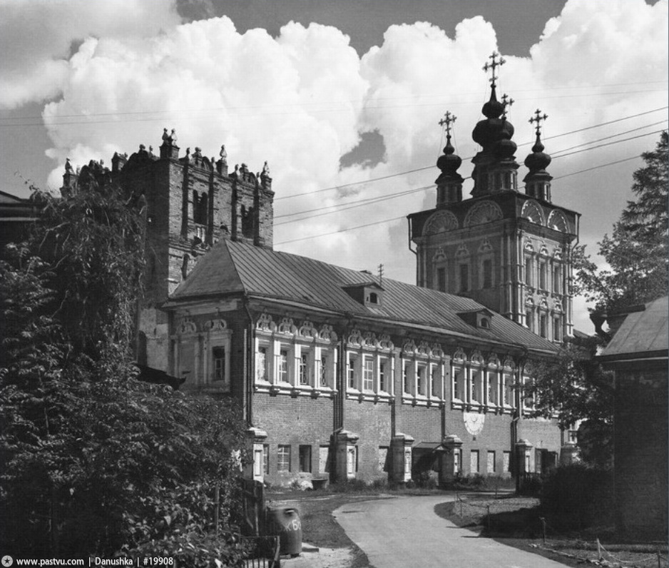 Прогулка по Москве 1943 года () Прогулка по Москве 1943 года