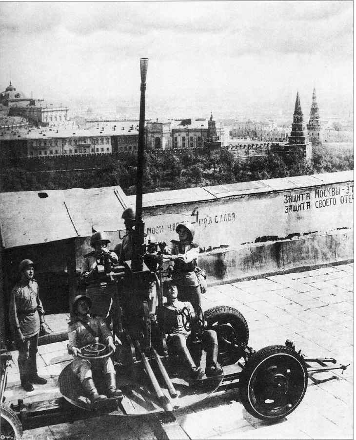 Прогулка по Москве 1943 года () Прогулка по Москве 1943 года