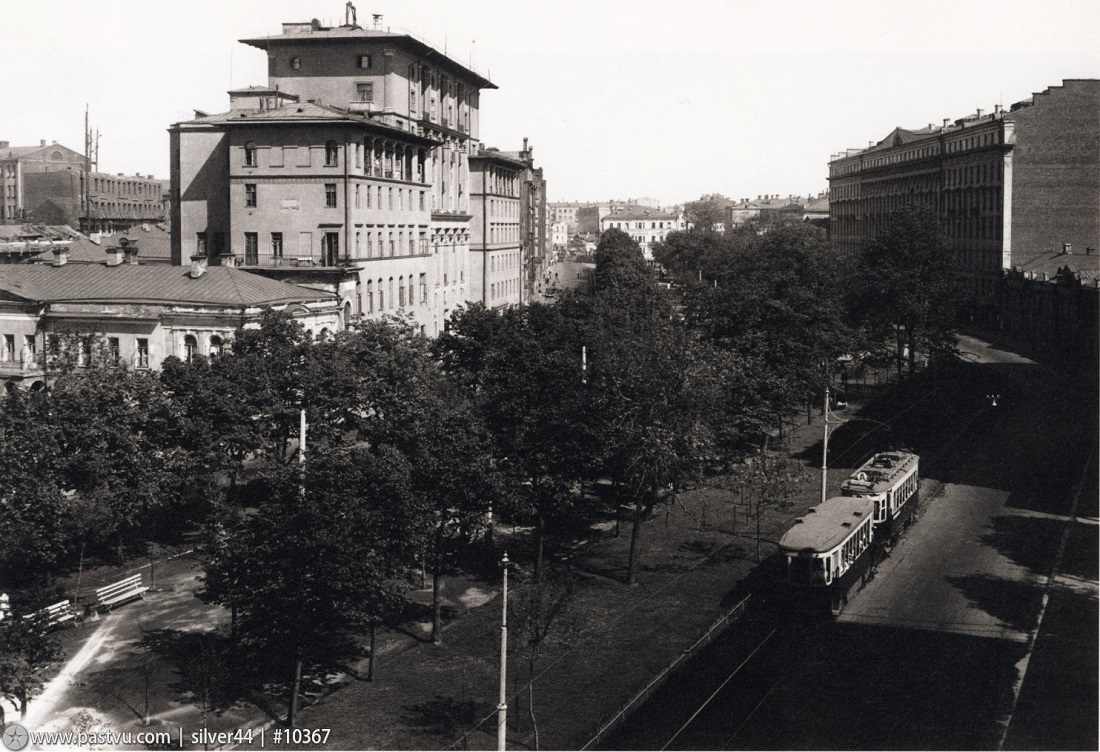 Прогулка по Москве 1943 года () Прогулка по Москве 1943 года