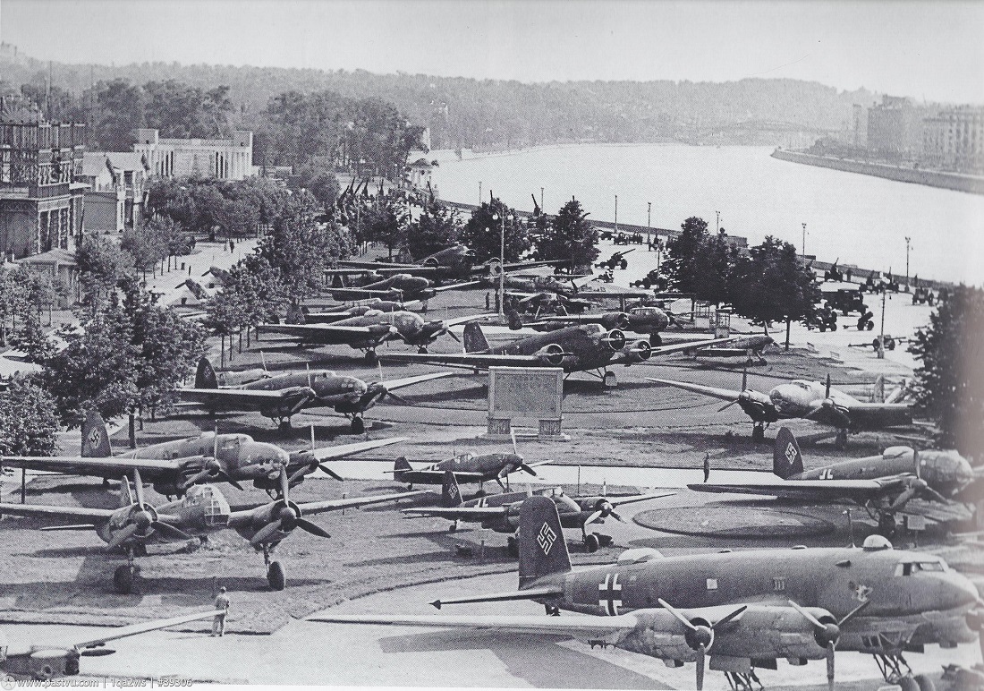 Прогулка по Москве 1943 года () Прогулка по Москве 1943 года