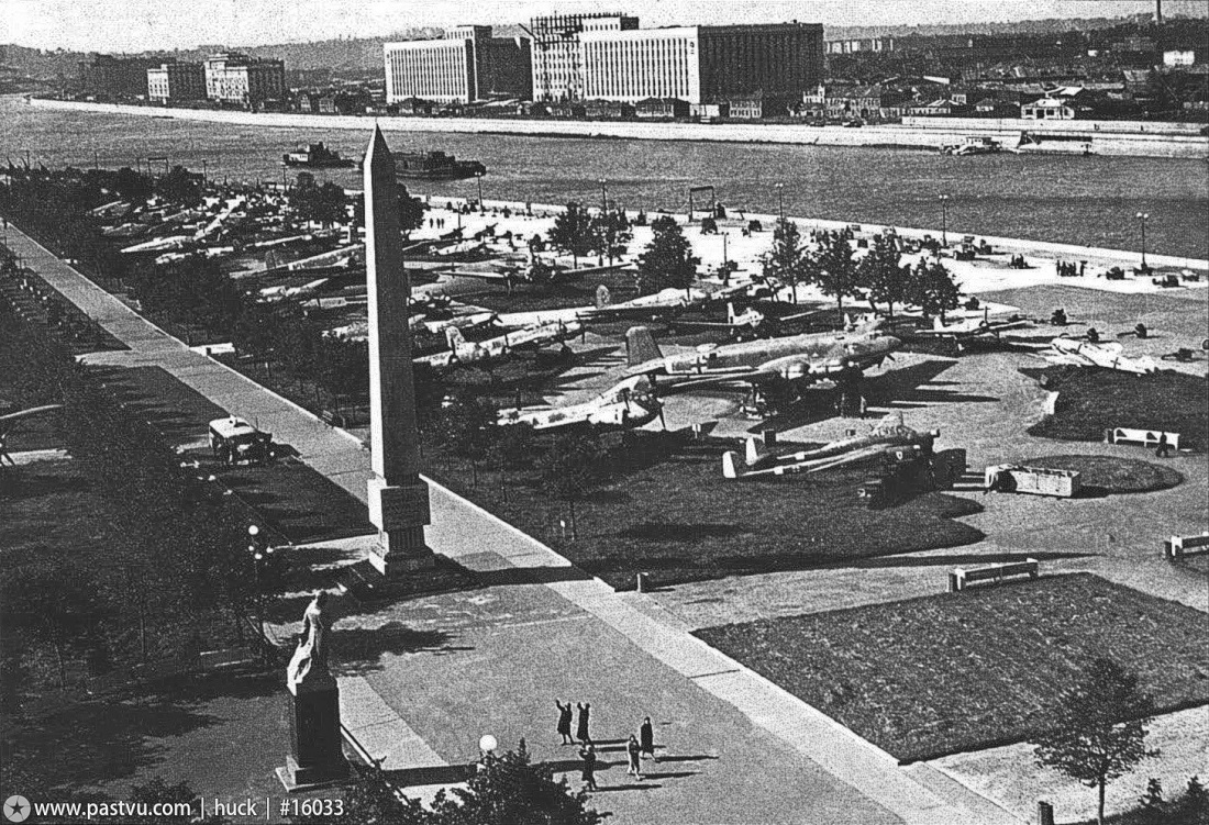 Прогулка по Москве 1943 года () Прогулка по Москве 1943 года