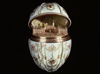 «ГАТЧИНСКИЙ ДВОРЕЦ» – ИЗОБРАЖЕНИЕ ГЛАВНОЙ ЗАГОРОДНОЙ РЕЗИДЕНЦИИ ВДОВСТВУЮЩЕЙ ИМПЕРАТРИЦЫ. ЮВЕЛИР – МИХАИЛ ПЕРХИН. МУЗЕЙ УОЛТЕРСА, БАЛТИМОР, МЭРИЛЕНД, США «ГАТЧИНСКИЙ ДВОРЕЦ» – ИЗОБРАЖЕНИЕ ГЛАВНОЙ ЗАГОРОДНОЙ РЕЗИДЕНЦИИ ВДОВСТВУЮЩЕЙ ИМПЕРАТРИЦЫ. ЮВЕЛИР – МИХАИЛ ПЕРХИН. МУЗЕЙ УОЛТЕРСА, БАЛТИМОР, МЭРИЛЕНД, США