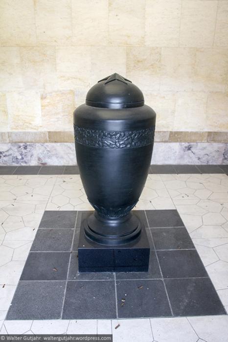 Советский военный мемориал в Шёнхольцер Хайде, Берлин