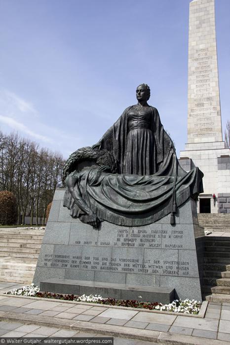 Советский военный мемориал в Шёнхольцер Хайде, Берлин