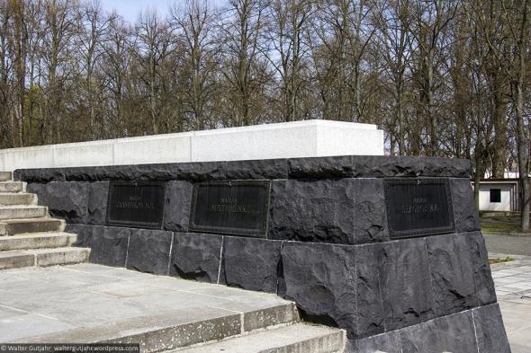 Советский военный мемориал в Шёнхольцер Хайде, Берлин