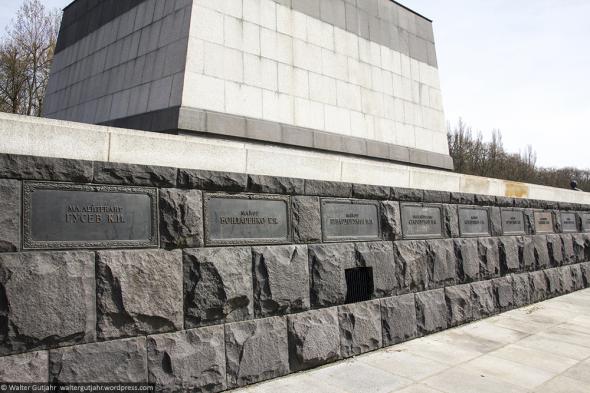 Советский военный мемориал в Шёнхольцер Хайде, Берлин