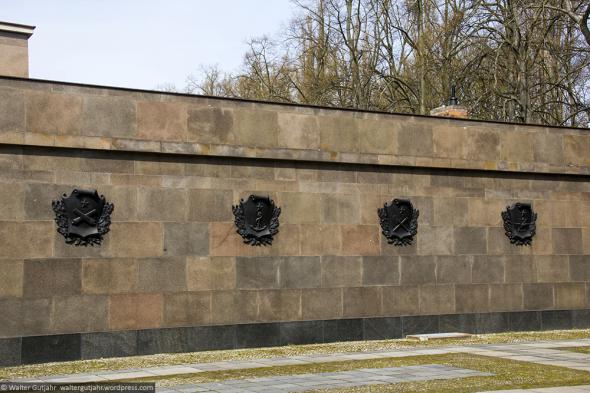 Советский военный мемориал в Шёнхольцер Хайде, Берлин