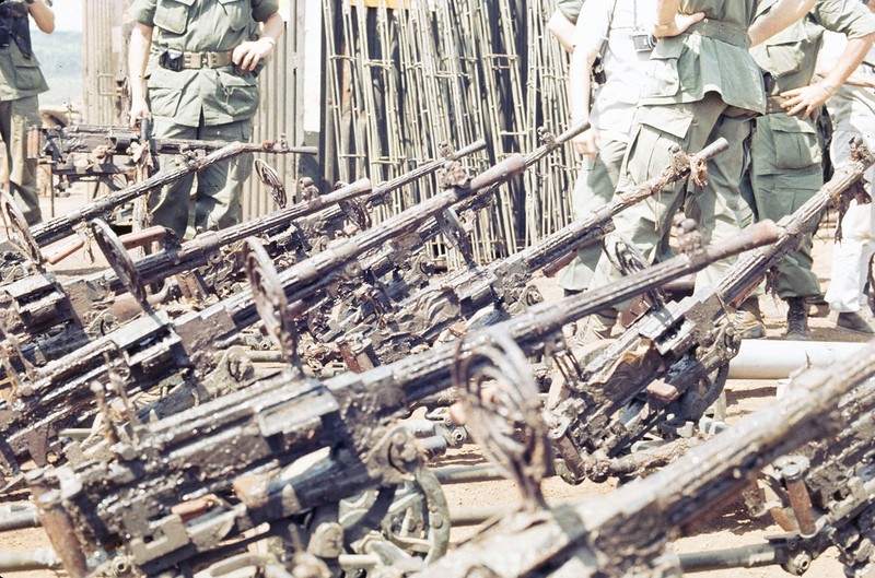 Вьетконг. Выставка трофеев. () Вьетконг. Выставка трофеев.