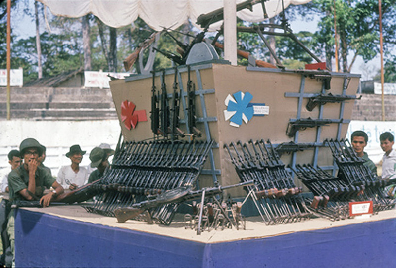 Вьетконг. Выставка трофеев. () Вьетконг. Выставка трофеев.