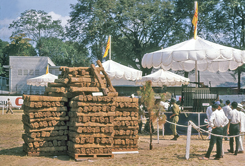 Вьетконг. Выставка трофеев. () Вьетконг. Выставка трофеев.