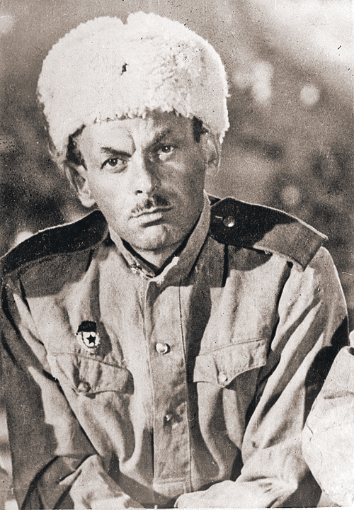 На фронт Булат Окуджава ушел добровольцем в 1942- м. Воевал до 1945-го. RUSSIAN LOOK