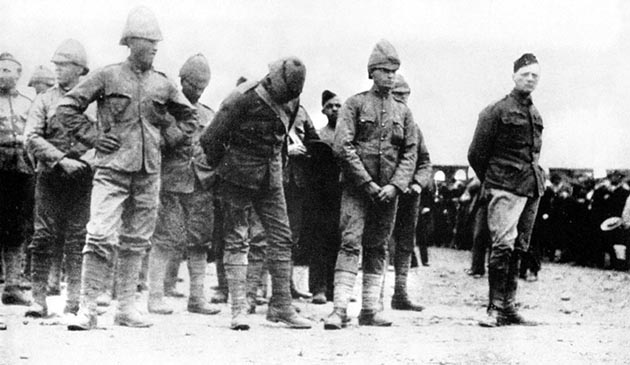 Уинстон Черчилль (крайний справа) в плену у буров в Южной Африке, 1899 год.jpg Уинстон Черчилль (крайний справа) в плену у буров в Южной Африке, 1899 год.jpg