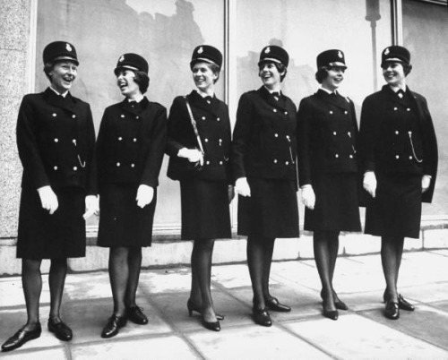 Форма полицейских разных стран () Форма полицейских разных стран