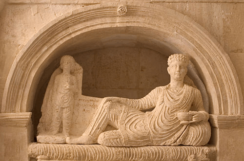 История дивана: от древних римлян до Сальвадора Дали