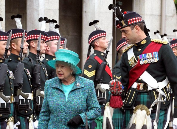 Откуда на голове пилотка () Откуда на голове пилотка