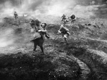 Самолет противника выпустил газ желто-голубого цвета